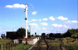 Brownhills West Station in 1978, including the signal with the slotted post.